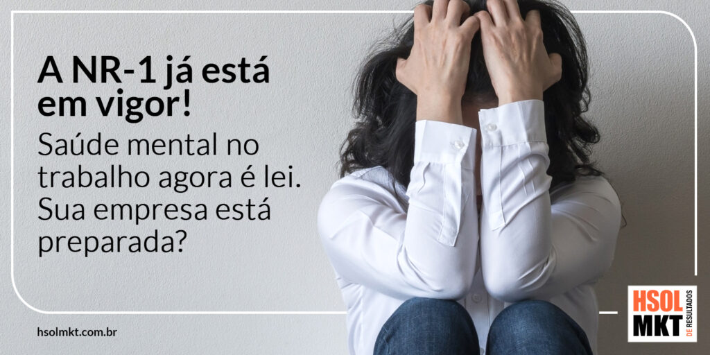 Profissional sobrecarregada segurando a cabeça — nova NR-1 exige gestão de saúde mental nas empresas.